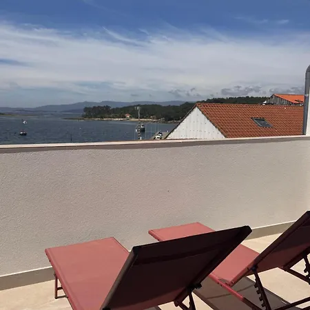 Turisticos A Marina Do Carril 维拉加尔西亚·德·阿劳萨